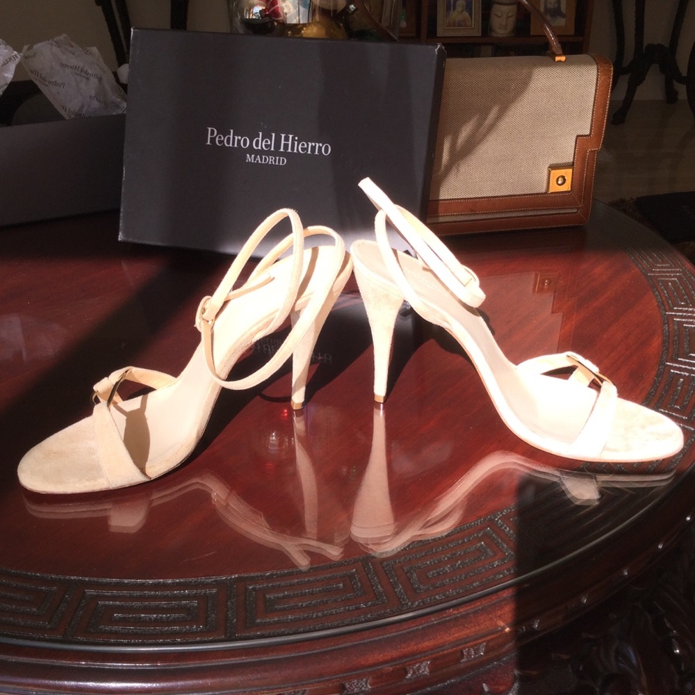 Pedro del Hierro beige gold tone stiletto sandals.